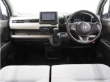 ◆インテリアパネル◆視界広々で非常に運転しやすくロングドライブでも疲れを感じさせないすっきりとまとまったインパネ周りです。