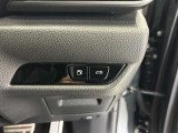 両手が荷物で塞がっている時にはコレ!パワーバックドアで開閉ラクラクです。バックドアに手が届かない時も、リモコンで開閉の操作が可能です。もちろん、荷物もたっぷり積めます。