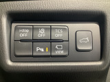 運転席脇のクラスタースイッチ部分にはカメラ切り替えスイッチ、パーキングセンサー、その他走行系スイッチを集中配置しております。