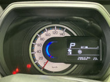 視認性の高いメーター類で、運転に必要な情報を的確に把握できます。走行距離や燃料残量などを一目で確認でき、安全運転をサポートします。