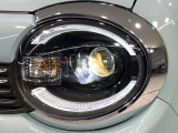 【LEDヘッドライト】悪天候や夜間走行時も良好な視界を確保し安心して運転できる高輝度LEDヘッドライトを装備!点灯速度が早く、消費電力も抑えられています。