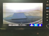 【バックカメラ】運転が苦手な方も車庫入れラクラクです!ギアをリバースに入れれば自動的に切り換わりますので、面倒な操作は不要です♪狭い駐車場もお車を傷つけず安心ですね!