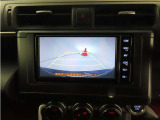 後方の見える安心をお届けするバックモニター付:バックするときのアシストラインもあって楽々バック!車庫入れや縦列駐車をサポートし、苦手な駐車も安心です!今やもう手放せない装備ですネ♪