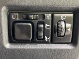 【電動格納ミラー】サイドミラーは電動格納式となっており、狭い駐車場でもキズがつくリスクを抑えられます。