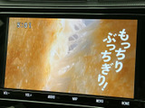 停車中には、TV番組や映像コンテンツをお楽しみいただけます。長距離移動の際の休憩時間や、待ち時間に便利。快適な車内空間を演出します。