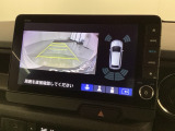 リバースギアに入れるだけで後方の表示へ切り替わります。夜間や雨の日の駐車も楽になりますよ。