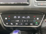 【オートエアコン】一度お好みの温度に設定すれば、車内の温度を検知し風量や温度を自動で調整。暑い&hellip;寒い&hellip;と何度もスイッチ操作をする必要はありません。快適な車内空間には必須の機能ですね♪