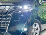 【LEDヘッドライト】悪天候や夜間走行時も良好な視界を確保し安心して運転できる高輝度LEDヘッドライトを装備!点灯速度が早く、消費電力も抑えられています。
