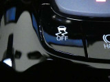 トラクションコントロールとは、すべりやすい路面での発進時や加速時にタイヤの空転を抑え、駆動力確保に貢献する機能です。詳細は販売店スタッフまでおたずねください。