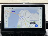 高精細な地図表示で、目的地までスムーズに案内。周辺情報も分かりやすく表示され、初めての道でも安心です。運転に集中できます。