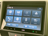 Apple CarPlayやAndroid Autoに対応し、スマートフォンとの連携もスムーズです。お気に入りの音楽やアプリを車内で楽しめます。操作も簡単です。