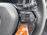 【クルーズコントロール】アクセル操作なしで一定速度を保つ機能。先行車との距離を自動調整する追従型が主流で、高速走行時の疲労を劇的に軽減します。長距離移動が多いお客様への商談では必須の快適装備です。