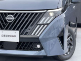 最新式はLEDヘッドランプですね。瞬時に明るい光が夜間の運転をぐっと楽にしてくれますよ。