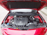 2.0L e-SKYACTIV Gのエンジンルームを確認できます。