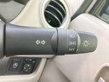 操作しやすい位置に配置されたウインカーレバー。スムーズな操作で、安全な車線変更をサポートします。