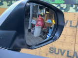 【ブラインドスポットモニター】走行中、ドアミラーの死角になりやすい箇所に後続車が接近するとサイドミラーのレンズに警告を表示!ドライバーに注意喚起をしてくれます。