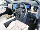 適度な包まれ感がありながらも見晴らしの良いインテリア 大型センターディスプレイは運転席側に向けられており、操作感や視認性も良好です