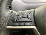 握りやすいステアリングは、運転操作をスムーズにします。操作性にも優れ、快適なドライビングをサポートします。