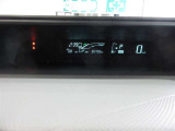 焦点を合わせやすい遠視点メーターを採用。前方の道路とメーター表示が一つの視界にとらえられるセンターメーター配置です。