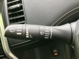 雨の日でもクリアな視界を確保できるワイパーレバー。運転中の安全性を高めます。