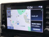 ディスプレイオーディオ装着車。スマホアプリのMAPや、音楽アプリをディスプレイオーディオと連携をさせてご利用できます。大型画面でドライブがきっと楽しくなりますよ♪