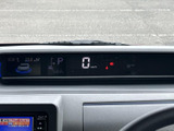 視認性の高いメーター類で、運転に必要な情報を的確に把握できます。運転状況を常に把握し、安全運転をサポートします。デザインも洗練されています。