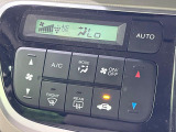 【オートエアコン】一度お好みの温度に設定すれば、車内の温度を検知し風量や温度を自動で調整。暑い&hellip;寒い&hellip;と何度もスイッチ操作をする必要はありません。快適な車内空間には必須の機能ですね♪