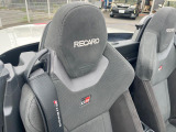【RECARO製バケットシート】人間工学に基づいた面圧分布によって腰への負担や長時間運転時の疲労発生を軽減☆一目でレカロとわかるスポーティなルックスが特徴です。