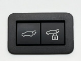 【パワーバックドア】スマートキーや運転席のボタンを押すだけでリアゲートが自動で開閉します!荷物を持っている時や、高い位置にあるバックドアを閉める際に便利な機能です♪