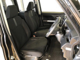 運転席の座面高さを調整できるシートリフターが付いています。