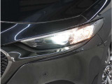 【LEDヘッドライト】悪天候や夜間走行時も良好な視界を確保し安心して運転できる高輝度LEDヘッドライトを装備。明るい上に点灯速度が早く消費電力も抑えられています。
