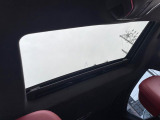 ●サンルーフ:開放感たっぷりの希少装備、サンルーフが装着されています!車内に明かりを取り入れたり景色を楽しむ以外にも、車内の空気も簡単に換気できて快適です!