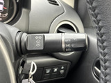 操作しやすい位置に配置されたウインカーレバー。スムーズな操作で安全運転をサポートします。夜間も視認性の高い設計です。