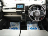 運転にかかわる様々な操作を安全に行えるように視点移動が少なく、操作性に配慮されたスイッチ類が凝縮されたコクピットです。