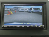 バックカメラ装備しております。駐車時に大変役に立ちますよ。駐車が苦手な方にも便利機能です。