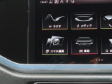 スマートフォンとAudiをUSBケーブルを介し接続。AppleのCarPlayやAndroid Autoのアプリを通じて、スマートフォンのコンテンツをMMIディスプレイに表示します。