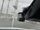 【ドライブレコーダー】走行中や駐車中の映像を高画質で記録し、事故やトラブル発生時の状況確認に役立つ安心装備。あおり運転対策や証拠保全にも有効で、日常のドライブをより安全にサポートします。
