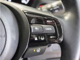 ◆アダプティブクルーズコントロール◆予め設定した車速内でクルマが自動的に加減速。前走車との適切な車間距離を維持しながら追従走行します。【LKAS】車線維持支援システムでステアリング操作を支援。