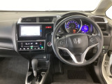 【ハンドル】運転にかかわる様々な操作を安全に行えるように視点移動が少なく操作性に配慮されたスイッチ類が凝縮されたコックピットです。