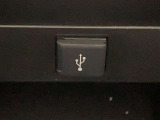 こちらのクルマはUSB接続コネクタも装備されています♪