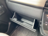 グローブボックス。車検証ブックや小物などが収納できるスペースがあります。