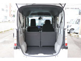4名乗車時でも十分な積載量の荷室スペース。このままの状態でも、スーツケースやデイキャンプ用品も収納できます。