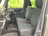 運転席からの視界は良好で、運転操作もスムーズに行えます。機能的な空間が、快適なドライブをサポートします。清掃が行き届き、清潔感があります。