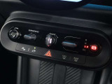 エンジン始動、シフトボタンはトグルスイッチ式になります。ドライビングモードを切り替えるMINI エクスペリエンスモードも付いており、運転を盛り上げます。