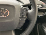 前方の車との車間を設定し、スピードを上げたり緩めたりを自動で行ってくれる追尾式の「レーダークルーズ」。上級装備の一つです!高級車にしかつかない嬉しい機能です。