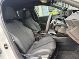 シートはファブリック&テップレザー仕様です。ホールド感のあるフロントシートは長時間の運転でも疲労感を感じさせず、腰への負担も軽減させます