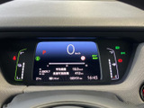視認性の高いメーターにより、運転に必要な情報を正確に把握できます。運転状況が一目でわかり、安全運転をサポートします。デジタル表示で、洗練された印象を与えます。