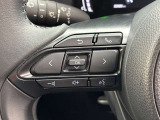 運転中、オーディオの操作をしてて、ハッとしたことはありませんか?ステアリングスイッチは、運転中でもハンドルでオーディオの操作が可能です。安全なドライブをサポートします。
