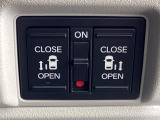 両側に電動スライドドアを採用しており、ボタン操作でスムーズに開閉が可能。狭い場所でも乗り降りしやすく、お子さま連れや荷物が多い時にも便利な装備です。