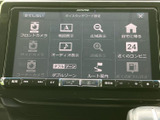 高精細なディスプレイが、快適なドライブをサポート。多彩な機能で、音楽や地図をストレスなく楽しめます。スマートフォンとの連携もスムーズです。